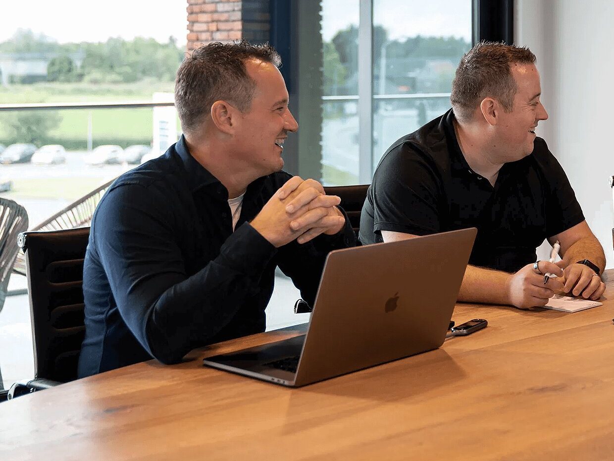Het team van Before Sales in overleg aan tafel