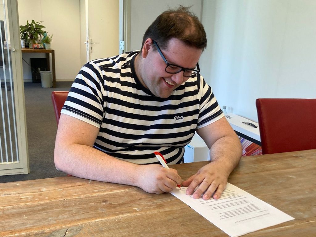 Dennis Noorlander ondertekent zijn contract bij Before Sales.
